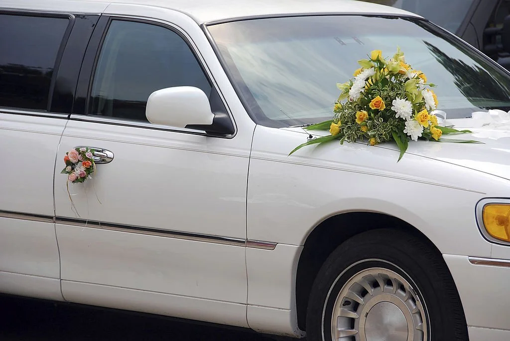 white wedding limo picture captured from the right side