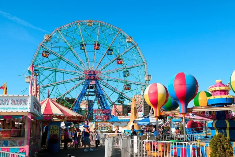 Wonder wheel in an amusement park